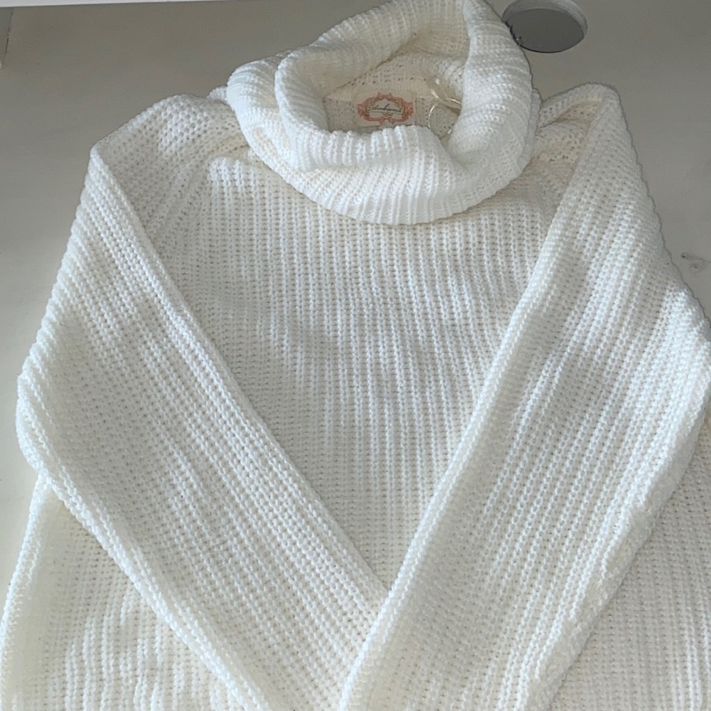 White turtle neck sweater